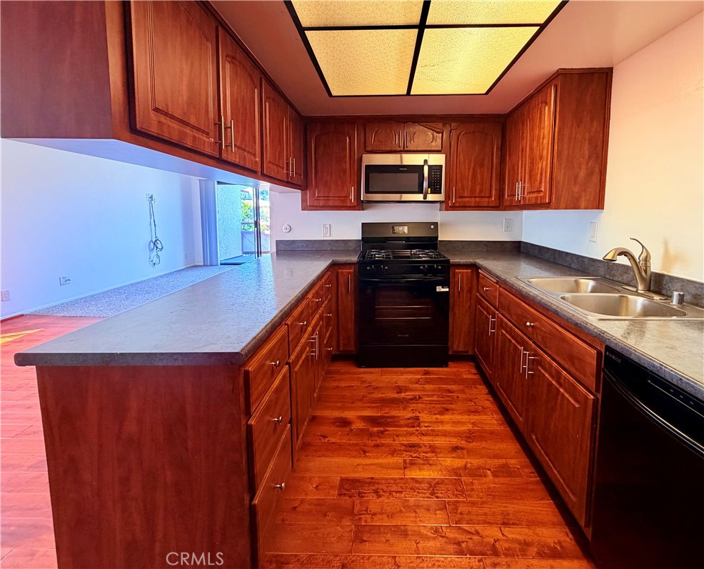 946 W 220th