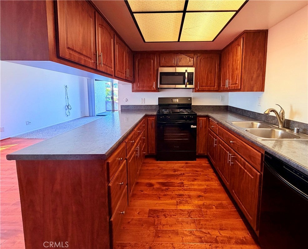 946 W 220th 218