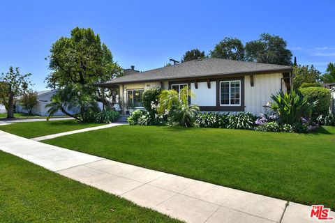 Photo of 22232 Kittridge Street, Woodland Hills, CA 91303 (MLS # 26809455)