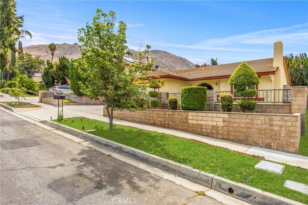 22853 La Paix Street