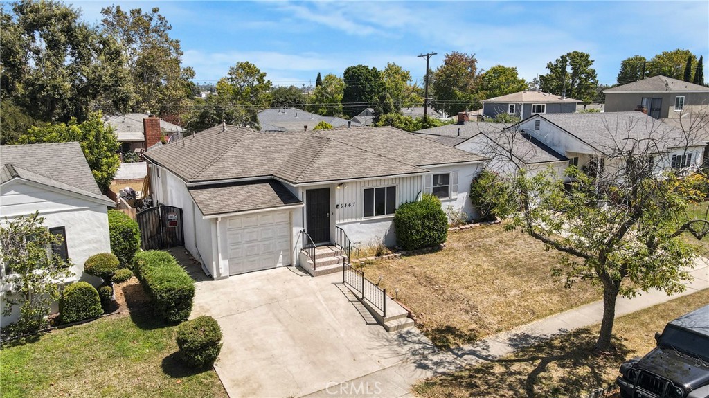 Nestled on a quiet, tree-lined street in the heart of Westchester, this beautifully reimagined 3-bedroom, 2-bathroom home blends modern style with comfortable living in one of Los Angeles’ most desirable neighborhoods. Thoughtfully remodeled, it offers a seamless balance of design and function.
Step inside to discover an inviting open floor plan with new engineered hardwood floors throughout. The bright living room flows effortlessly into the remodeled kitchen, where custom cabinetry, quartz countertops, and brand-new appliances create the perfect space for cooking and entertaining. Both bathrooms have been completely updated with stylish finishes and contemporary design, enhancing the home’s fresh, modern appeal.
The living and kitchen areas open directly to a large backyard—ideal for gatherings, outdoor dining, or simply enjoying Southern California’s year-round sunshine. The finished garage, currently used as a gym, offers versatile space that can easily function as an office, studio, or playroom. Additional updates include resurfaced and painted interior walls and ceilings, new lighting, and a new main sewer line. The brand-new refrigerator, washer, and dryer are also included, making this home truly move-in ready.
This prime Westchester location offers easy access to Playa Vista, Culver City, SoFi Stadium, beaches, LAX and freeways, with endless options for dining, shopping, and entertainment just minutes away—all while enjoying the charm of a welcoming neighborhood.
5467 W 76th Street is more than a home—it’s a lifestyle opportunity in one of the Westside’s most sought-after communities.