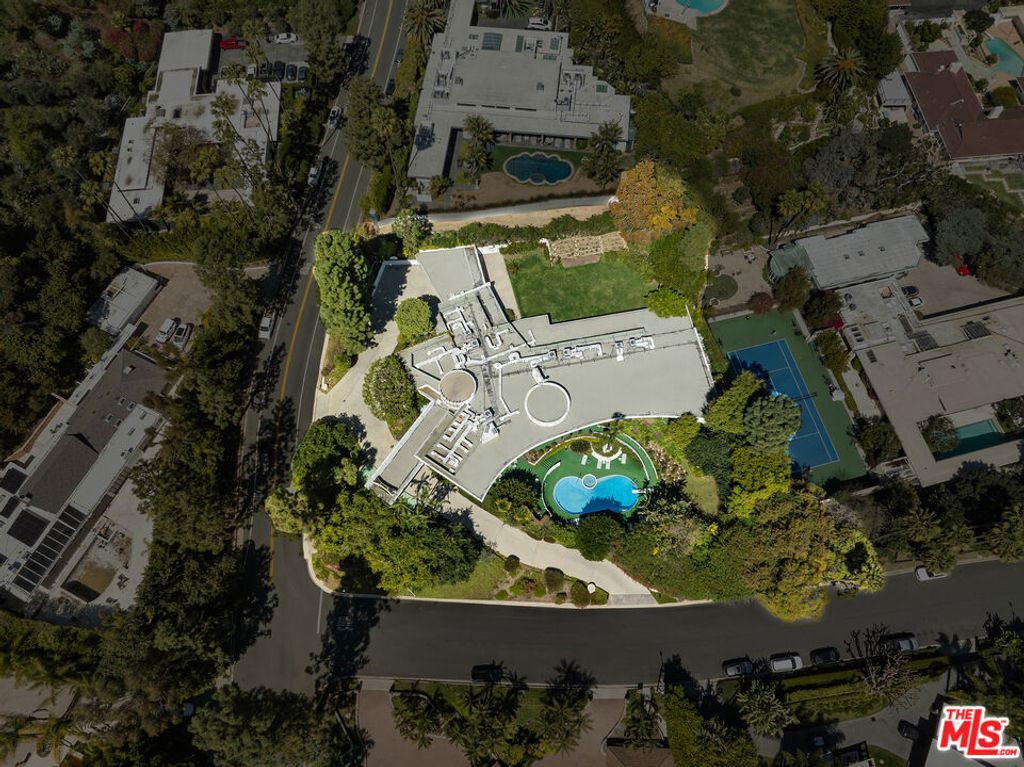 Photo of 409 Drury Lane, Beverly Hills, CA 90210 (MLS # 26663661)