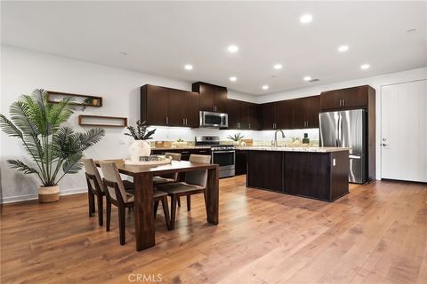 53 Savannah Lake Forest CA 92630