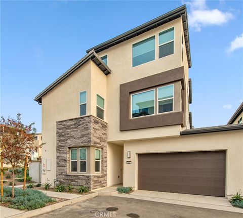 Photo of 224 Lexford, Irvine, CA 92618 (MLS # OC25280066)