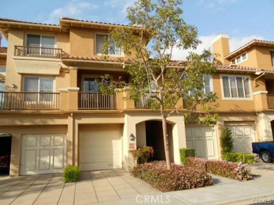 Super clean and extremely well kept 1 Bedrooms , 1 Bathroom + 1 loft Condo in the popular Cantada community of Tustin Ranch. Truly move in ready. Enjoy gourmet kitchen. Multiple skylights and accent windows allow the natural light play on the walls. One car attached garage with one car long driveway to accommodate more parking. This beautiful home, with all Blue Ribbon California Distinguished Schools, will rent out quickly...better hurry! WASHER / DRYER INCLUDED FREE FOR TENANT TO USE IN " AS-IS " CONDITION.