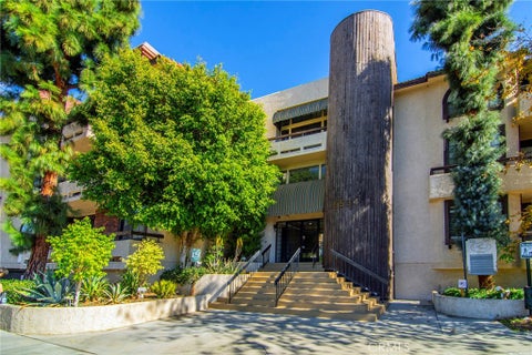 Photo of 5534 Encino Avenue #202, Encino, CA 91316 (MLS # SR26220415)