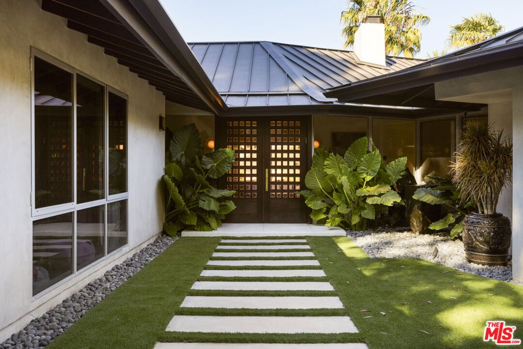 Photo of 10965 Wrightwood Lane, Studio City, CA 91604 (MLS # 26669201)