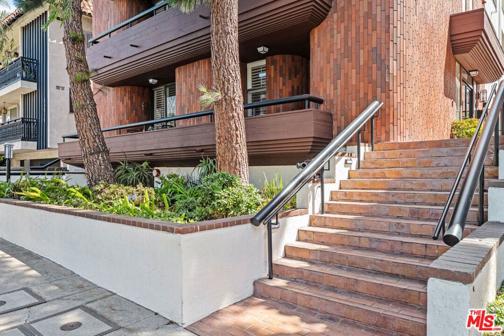 Photo of 11982 Kiowa Avenue #203, Los Angeles, CA 90049 (MLS # 25590993)