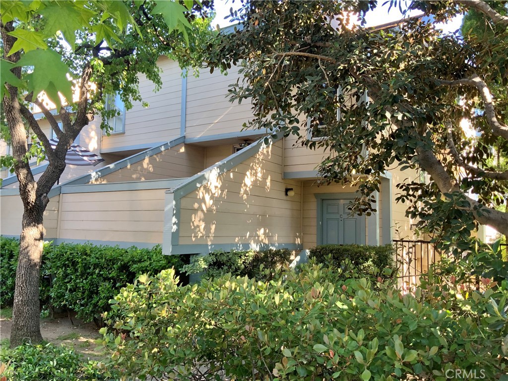 BOM !!!! PRICE REDUCED FROM ORIGINAL PRICE OF $575,000. REMODELED END UNIT TOWNHOUSE WITH 2 SPACIOUS BEDROOMS .BONUS ROOM ,2 BATHS AND 2 BALCONIES . ADDITIONAL BONUS ROOM COULD BE USED AS A BEDROOM OR OFFICE. THIS RARE FIND IS AN END UNIT OVERLOOKING THE MOUNTAINS AND THE POOL. PRIMARY EN-SUITE AND SOARING CATHEDRAL CEILINGS. NICE LAMINATE FLOORS AND KITCHEN TILE. BRIGHT AND AIRY OPEN FLOOR PLAN MODEL OVERSIZED GARAGE WITH DIRECT ACCESS TO UNIT. LAUNDRY IN BONUS ROOM. PLENTY OF GUEST PARKING. SECURITY BUILDING, BEAUTIFUL AREA CLOSE TO RESTAURANTS, NORTHRIDGE SHOPPING AND FREEWAYS. LOVEY PARK AND HIKING TRAILS IN THE HEART OF CHATSWORTH. UNITS IN THIS BUILDING SELL FOR MORE THAN FULL PRICE WITH MULTIPLE OFFERS!!!!! BEST BANG FOR YOUR BUCK. THIS FABULOUS END UNIT HAS IT ALL, REMODELED, STAINLESS APPLIANCES, 2 DECKS, WASHER /DRYER IN UNIT, ATTACHED GARAGE !!!
MOST SOUGHT AFTER QUIET 26 UNIT COMPLEX WITH MOUNTAIN VIEWS!!! BEST SF FOR YOUR DOLLAR!