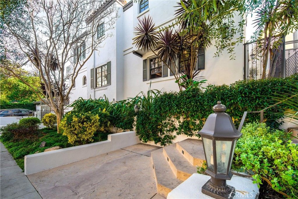 Photo of 14100 Dickens St #2, Sherman Oaks, CA 91423 (MLS # SR26066523)