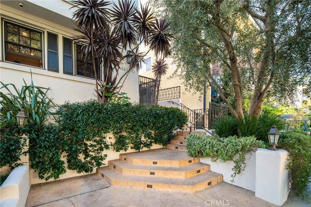 Photo of 14100 Dickens St #2, Sherman Oaks, CA 91423 (MLS # SR26066523)