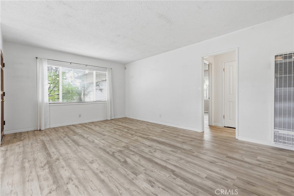1832 S Bamdal