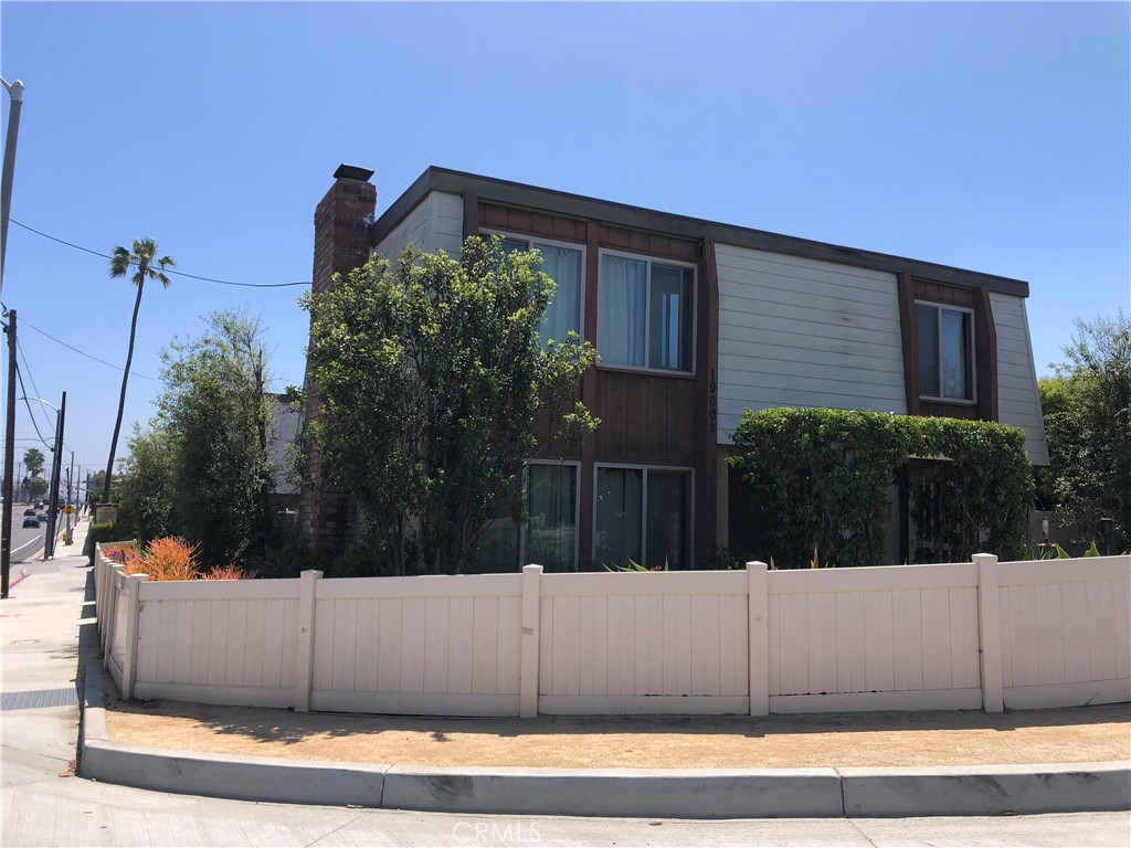 This large 1 bedroom downstairs unit with private patio and detached garage.
Large living room with gas fireplace. Separate dining area off of the kitchen with dishwasher, microwave and new can lighting.
This is a spacious one bedroom with double closets. Plus additional linen closet.
Hall linen closet for storage.
Large bath with granite counter tops and cabinet.
Onsite coin-op laundry room.
Double pained windows.
Garage is for storage only. Additional single car parking spot onsite. All additional cars are street parking only.
Located at the corner of Garfield and Huntington street, close to shopping and restaurants.
