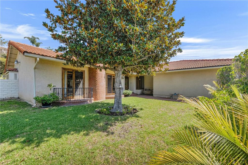 Photo of 19933 Hiawatha Street, Chatsworth, CA 91311 (MLS # SR25219327)