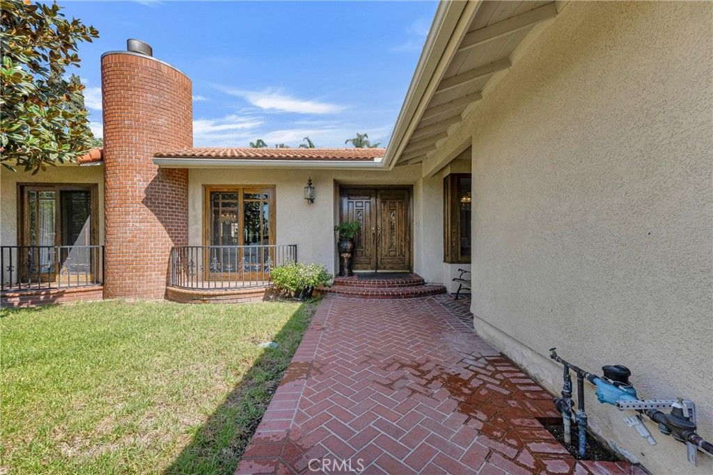 Photo of 19933 Hiawatha Street, Chatsworth, CA 91311 (MLS # SR25219327)