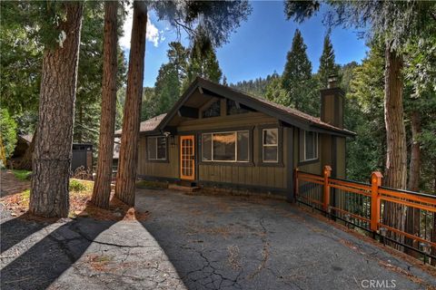 Photo of 744 Bergschrund Dr, Crestline, CA 92325 (MLS # OC26005940)