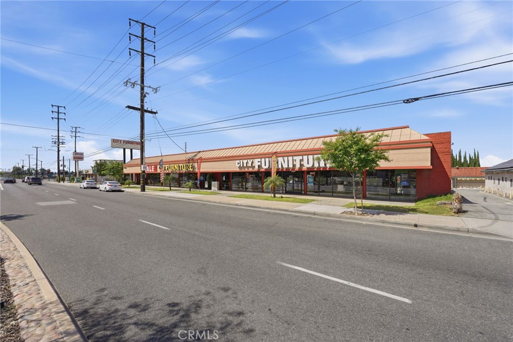 945 N Azusa Ave
