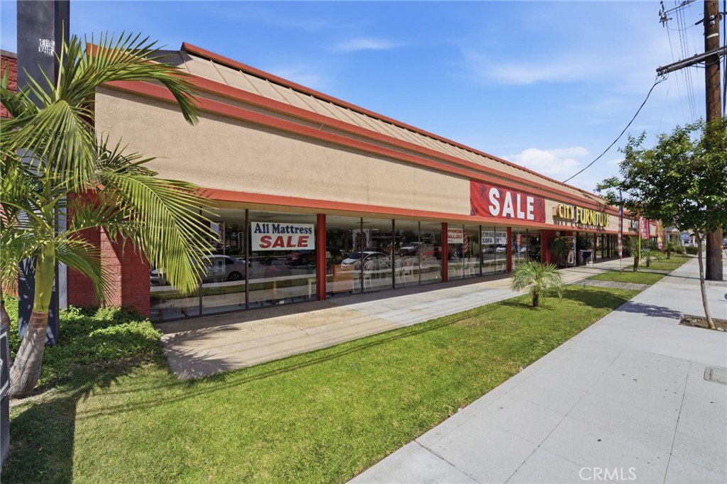 945 N Azusa Ave