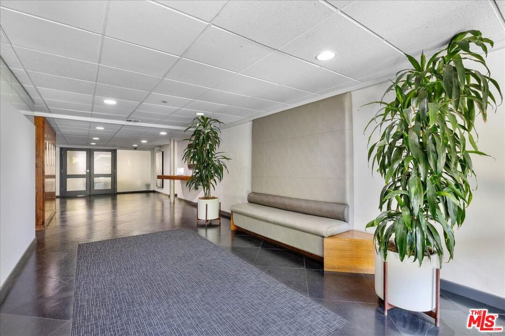 Properties 4 740 N Kings Road 114