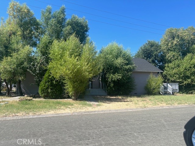 Custom built, 1700 sq.ft of living area, 3 bdrm. 2 ba., spacious living room with FP and wet bar, formal dining, fully equipped kitchen with lots of cabinets, propane stove, dishwasher, refrigerator, trash compactor, large master bedroom with walk in closet, master bath, tiled counters, dual sinks, jetted tub, walk-in shower, decks at front and rear, corner parcel, attached double garage, walking distance to Clearlake Keys Clubhouse/pool.