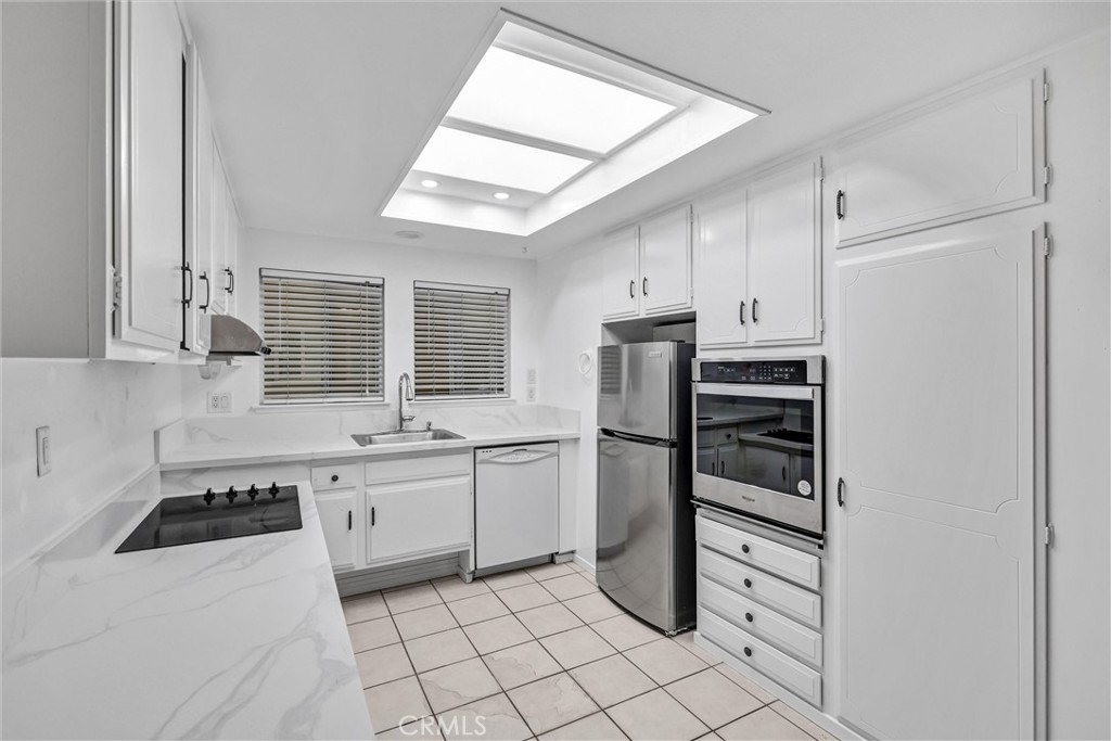 2329 Via Mariposa W O