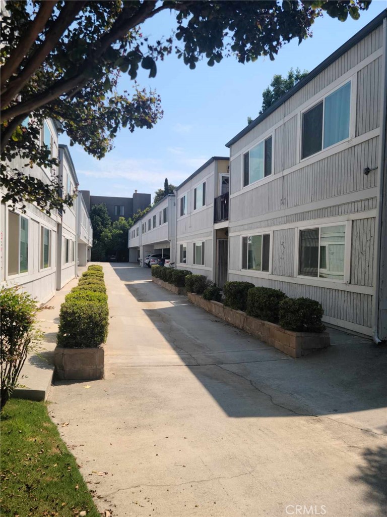 Perfect 1 bedroom 1 bath upper level condo within walking distance to the Del Mar Goldline station, the shops at Paseo Colorado, & Pasadena Central Park. Safe & quiet prime SW Pasadena (Madison Heights) neighborhood.
Recently painted interior including cabinet doors and renovated kitchen with stainless sink, faucet, dishwasher, with counter tops.
Comes with washer/dryer, near new stainless steel refrigerator, window A/C, and water heater. 1 car carport with storage included.
Laminated wood floors throughout with ceramic tiles in the bathroom.