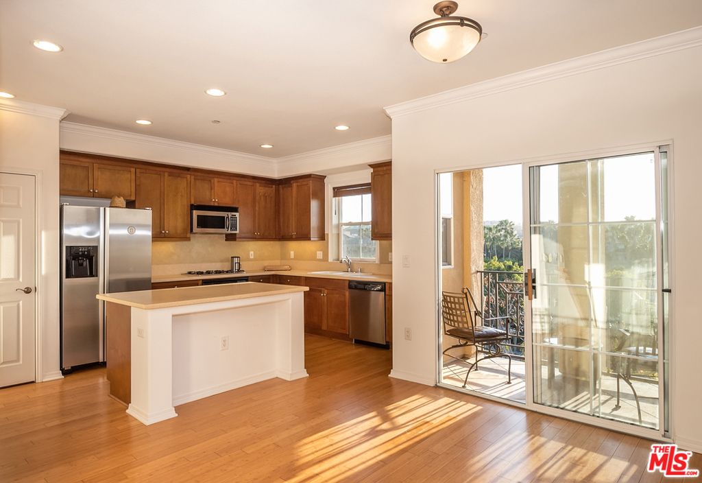 listing image 130722475563602465449