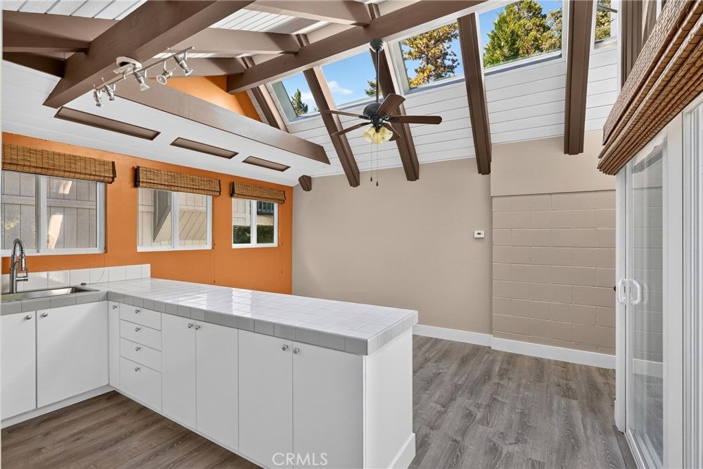 594 W Victoria Court