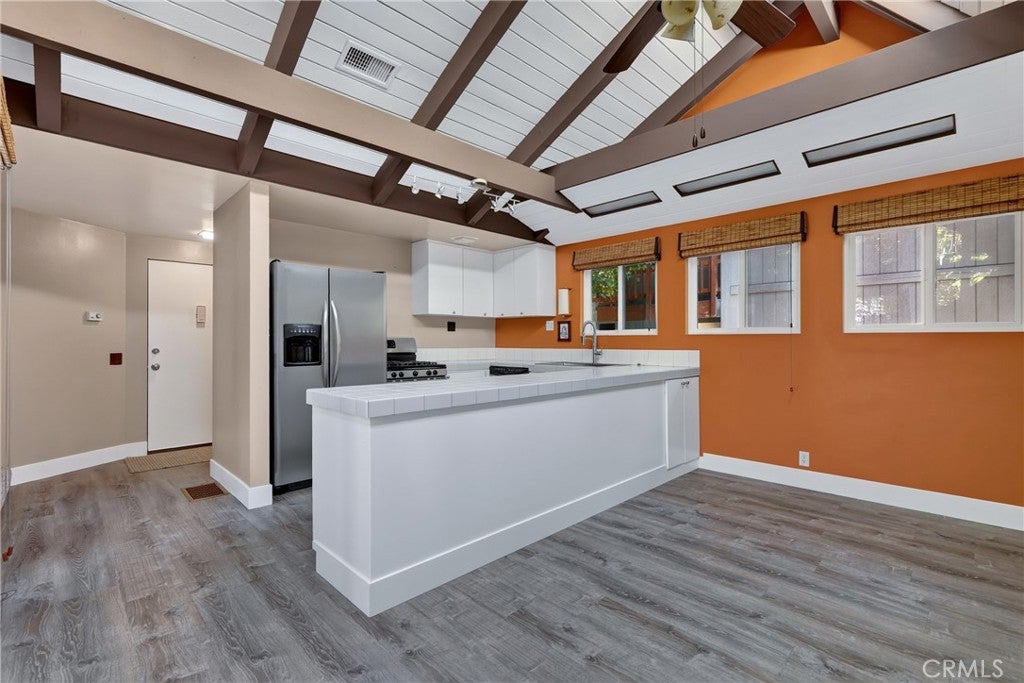594 W Victoria Court