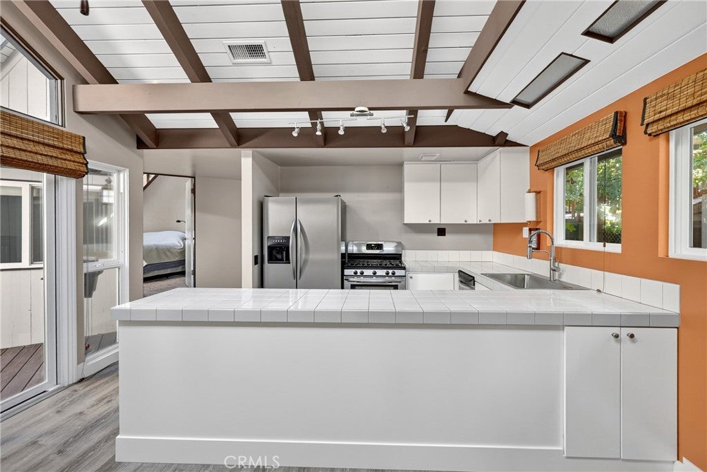 594 W Victoria Court