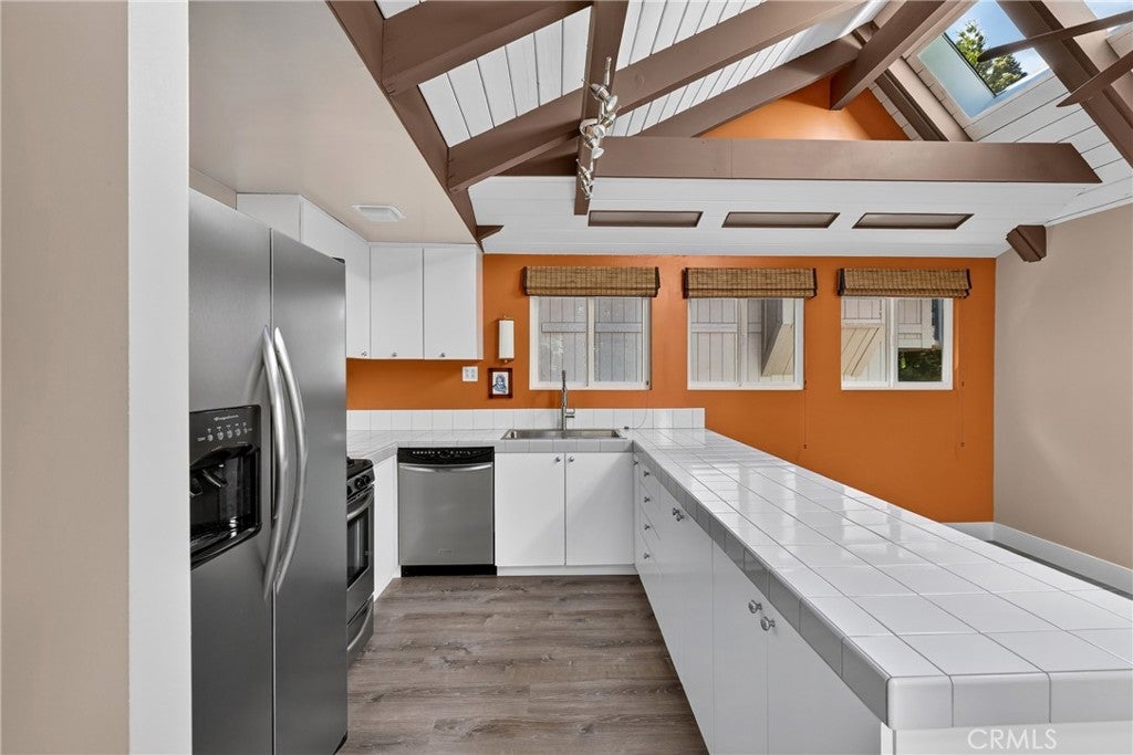 594 W Victoria Court