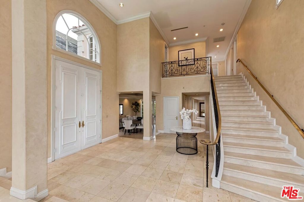 110 N Oakhurst Drive