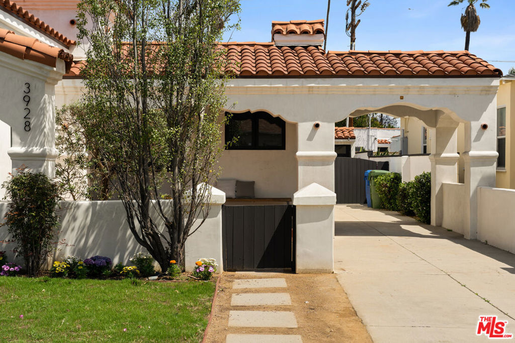 3928 S Bronson Avenue