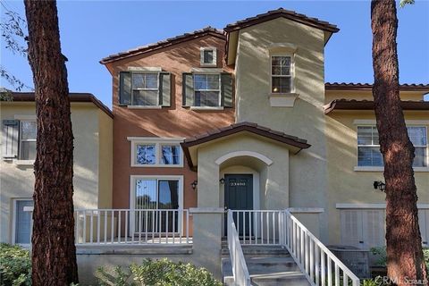 Photo of 23400 Abbey Glen Pl #48, Valencia, CA 91354 (MLS # SR26050533)