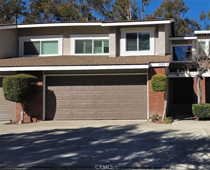 One of the finest 4 BD 2.5 Ba townhome with a view of Anaheim Hills golf course. The property is in perfect condition with a large enclosed backyard. HOA just replaced roof over all the buildings. This home has been freshly painted with newer carpets and flooring. Great kitchen with freshly painted cabinets and freestanding Gas stove etc.