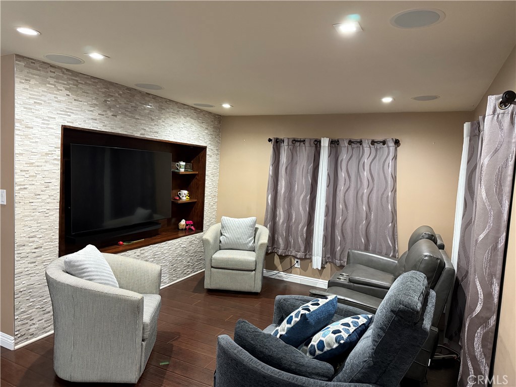 435 E Gardena Boulevard 10