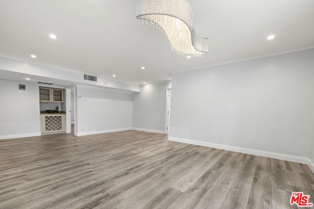 423 S Rexford Drive 106