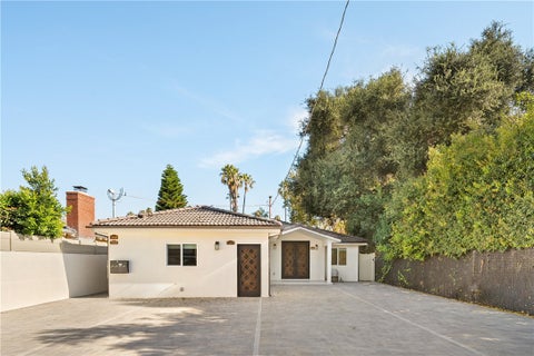 Photo of 14926 Kittridge St ST, Van Nuys, CA 91405 (MLS # SR26163418)