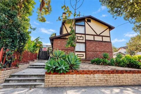 Photo of 408 N Catalina Ave #6, Pasadena, CA 91106 (MLS # GD26213675)