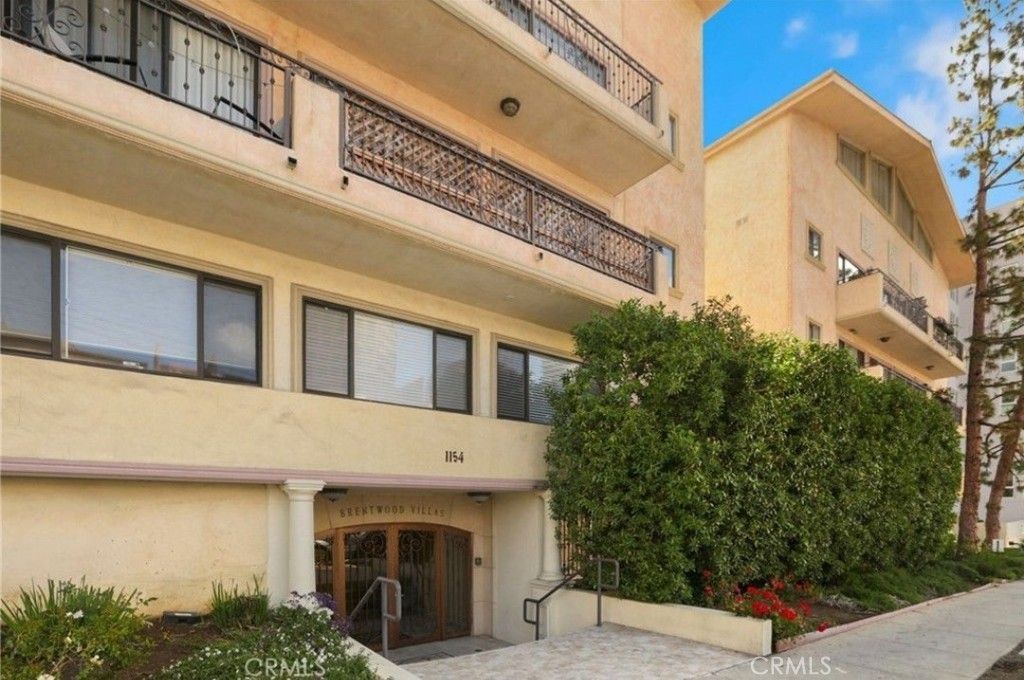 Photo of 1154 S Barrington Avenue #103, Los Angeles, CA 90049 (MLS # SR25218185)