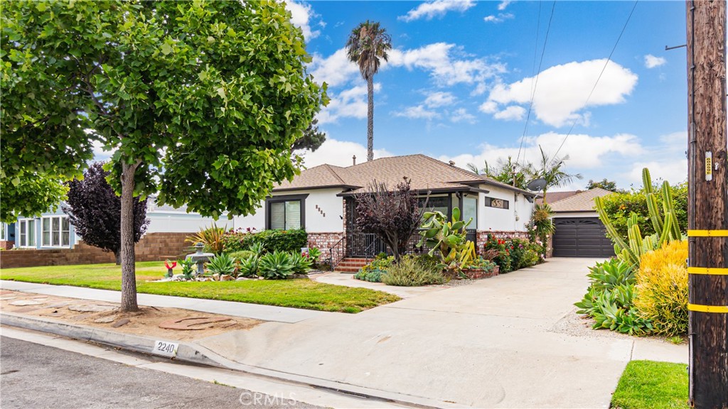 Welcome to this beautifully maintained home in the heart of Torrance. This spacious 3-bedroom, 2-bathroom property offers a comfortable living experience with 1,686 square feet of living space. The home boasts an inviting open floor plan, featuring a bright and airy living room perfect for entertaining or relaxing. The kitchen is fully equipped with modern appliances, plenty of counter space, and a breakfast nook. The generous-sized bedrooms provide ample room for family and guests, and the master suite includes an en-suite bathroom for added privacy. Enjoy the California sunshine in the private backyard ideal for outdoor gatherings or personal relaxation. Long Driveway ideal for RV Parking as well!
Conveniently located near shopping, dining, and excellent schools within the Torrance Unified School District, this home offers both comfort and convenience. With easy access to major freeways, this is a perfect opportunity to live in a sought-after neighborhood.
Don’t miss out on this fantastic property – schedule a showing today!