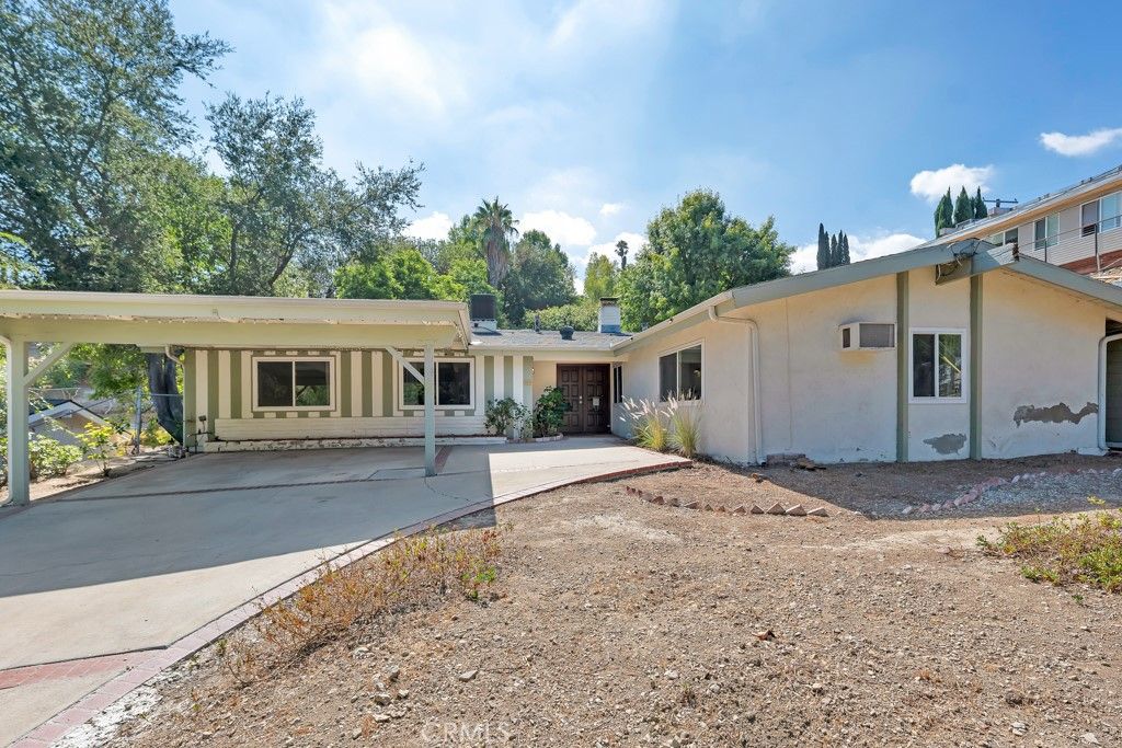 Photo of 20466 Miranda St, Woodland Hills, CA 91367 (MLS # SR25231643)