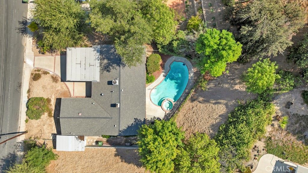 Photo of 20466 Miranda St, Woodland Hills, CA 91367 (MLS # SR25231643)