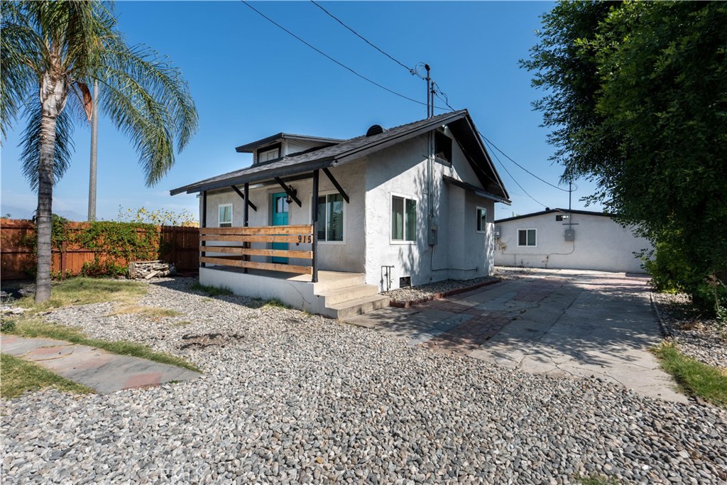 915 W 8th Street