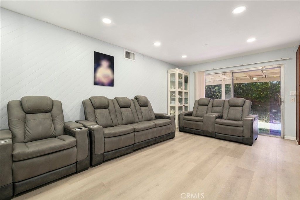 Photo of 8303 Topeka Drive, Northridge, CA 91324 (MLS # SR25154322)