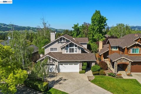 Photo of 74 Canyon Green Way Way, San Ramon, CA 94582 (MLS # 41128447)