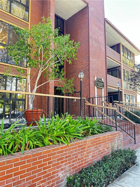 Photo of 3200 W RIVERSIDE Drive #M, Burbank, CA 91505 (MLS # SW26220868)