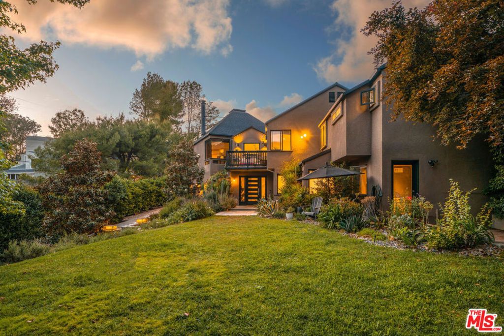 Photo of 25761 Vista Verde Drive, Calabasas, CA 91302 (MLS # 26661949)
