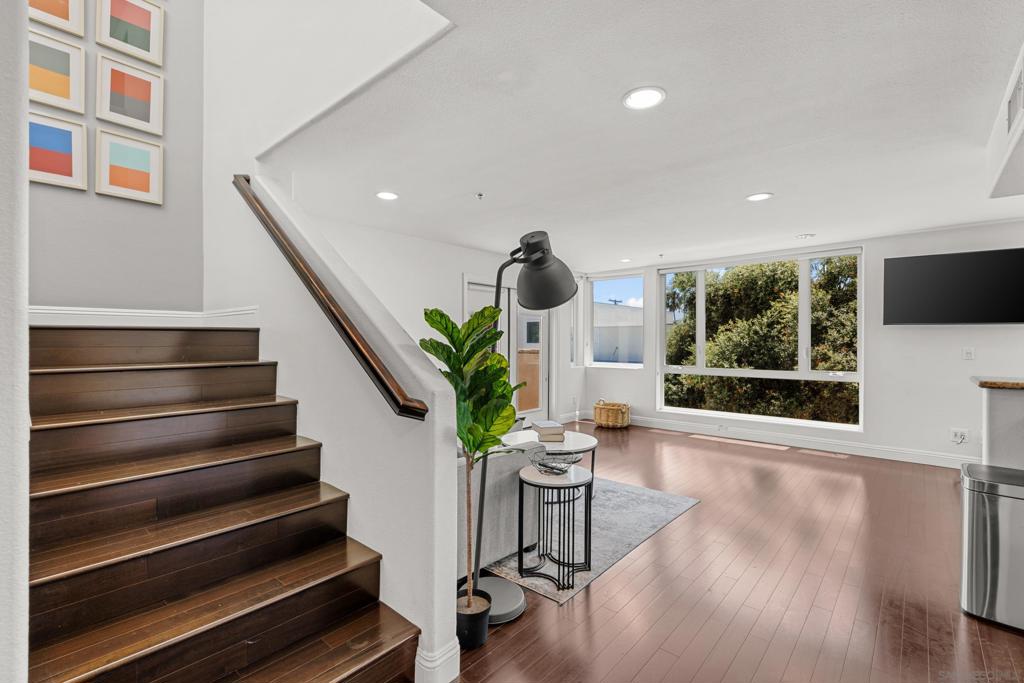 924 Hornblend St 210