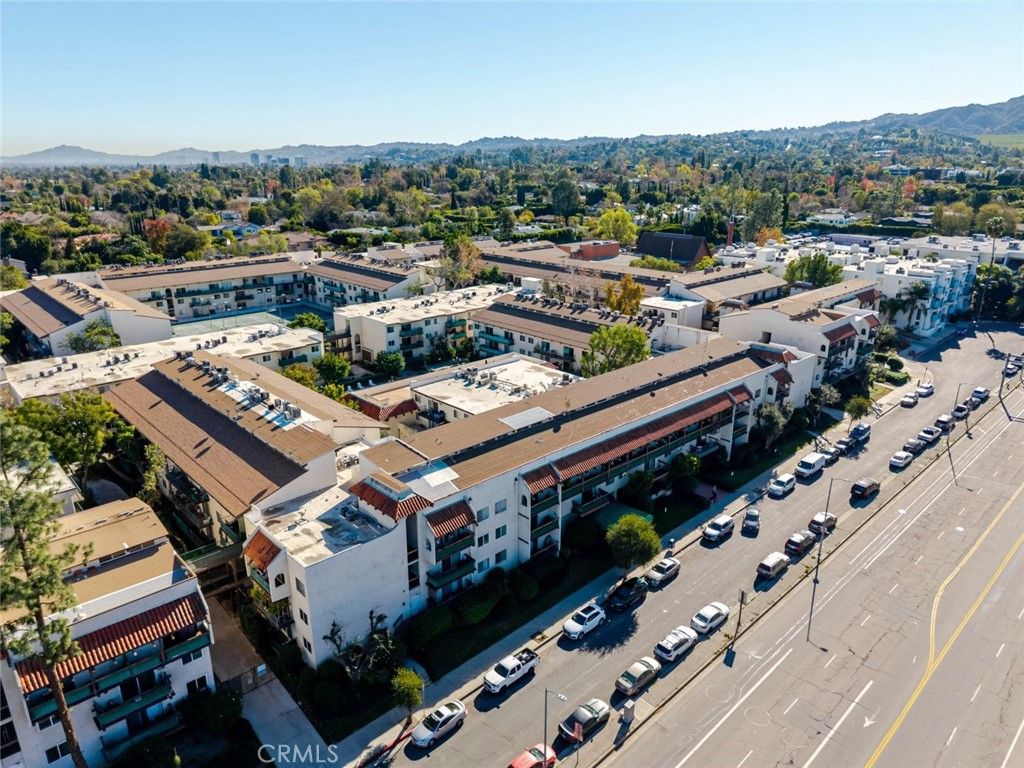 Photo of 5460 White Oak Avenue #C325, Encino, CA 91316 (MLS # SR26009289)